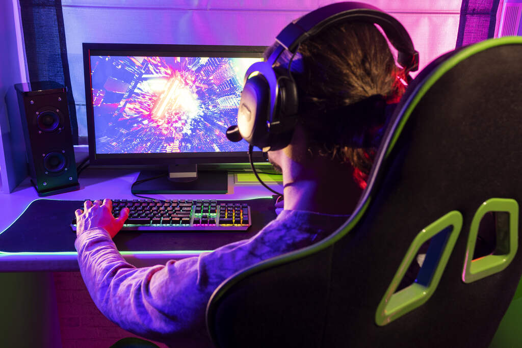  Aposta no cblol: player sentado na frente do computador jogando algum jogo