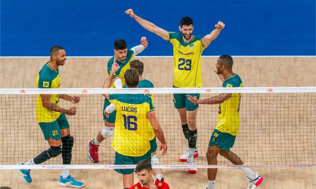 Jogadores da seleção brasileira de vôlei masculino comemorando ponto marcado durante partida.