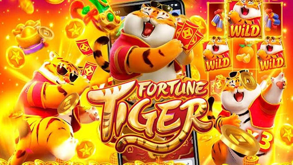 Arte do jogo de slot Fortune TIger, com um tigre de camisa vermelha segurando cartaz com as patas.