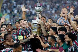 Fluminense levantando troféu da libertadores 